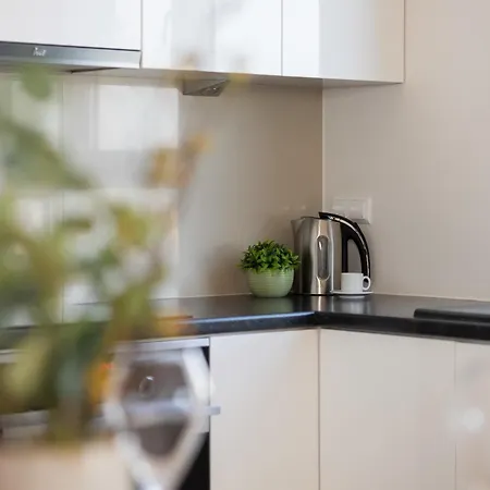 Family With 2 Bedrooms On The 16th Floor In By Renters Varsóvia